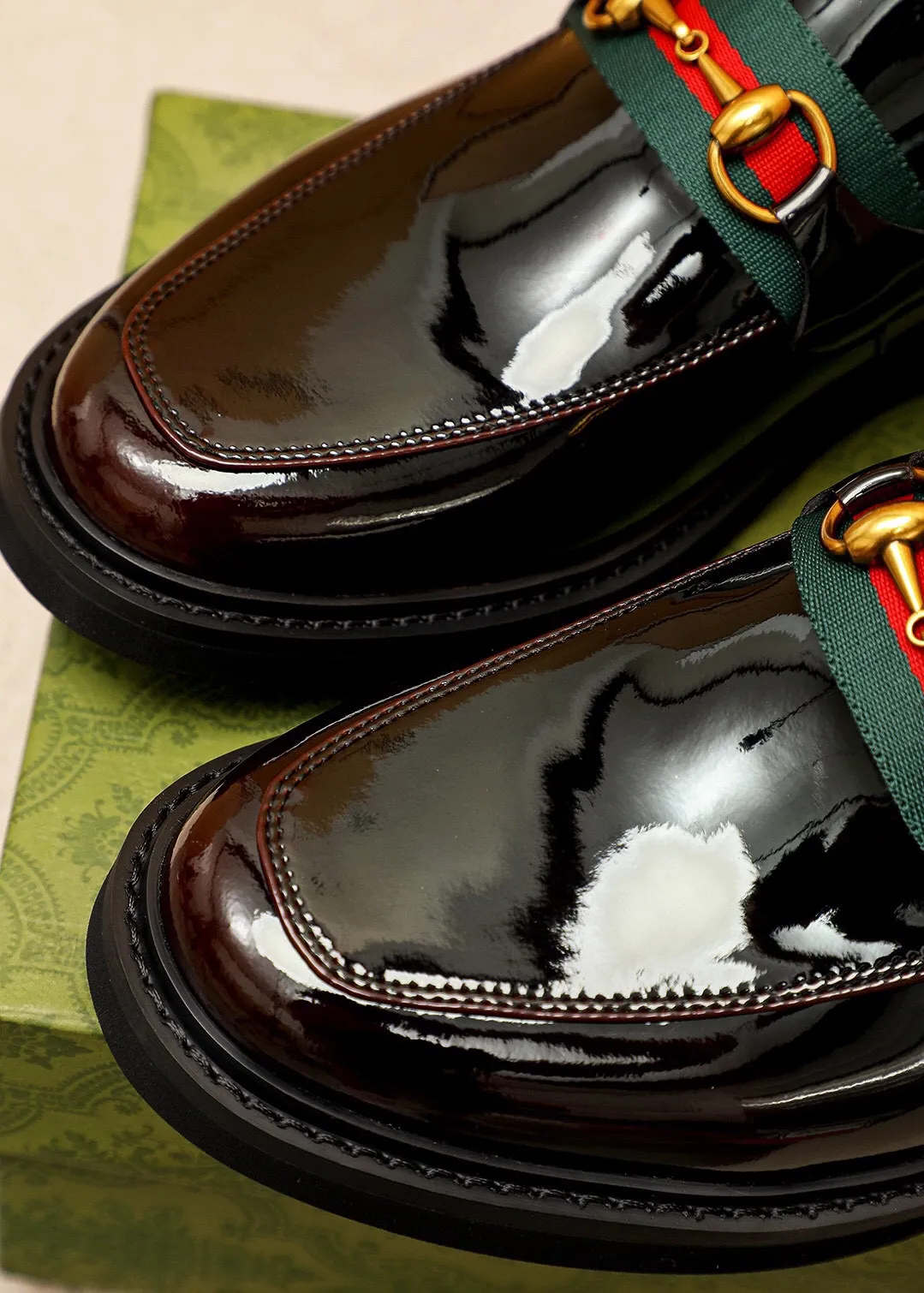 Men's shoes 💰560 💐 Product trademark: GUCCI "Gucci" casual leather shoes Regular size: 38-44 (45🉑️customized) Product materials: Selected imported first-layer open-edge beaded calfskin upper + classic hardware buckle, imported water-dyed cowhide leather lining. Strong three-dimensional visual effect, rubber outsole Color: 2⃣️colors available